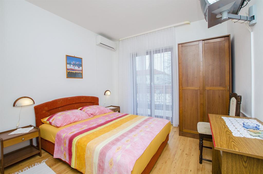 Apartments And Rooms Iva Trogir Zewnętrze zdjęcie