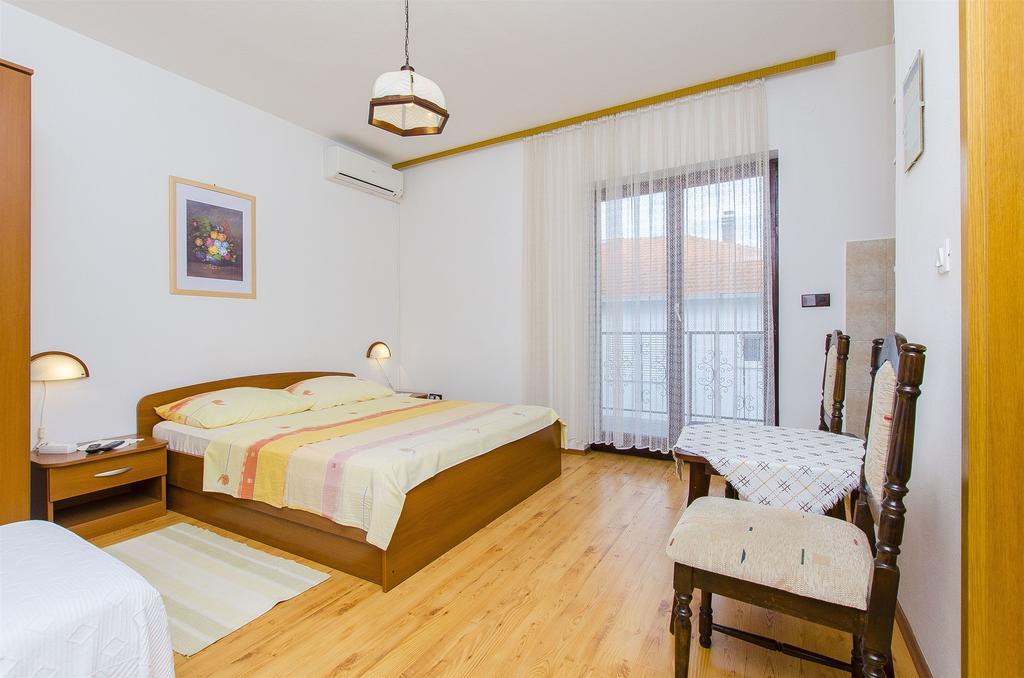 Apartments And Rooms Iva Trogir Zewnętrze zdjęcie
