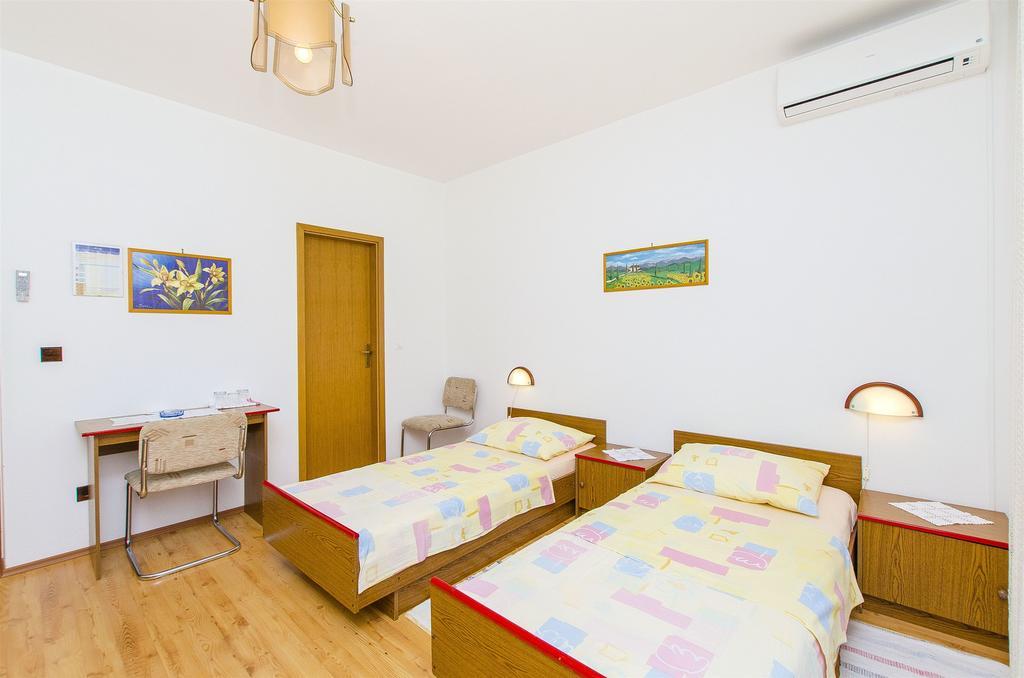 Apartments And Rooms Iva Trogir Zewnętrze zdjęcie